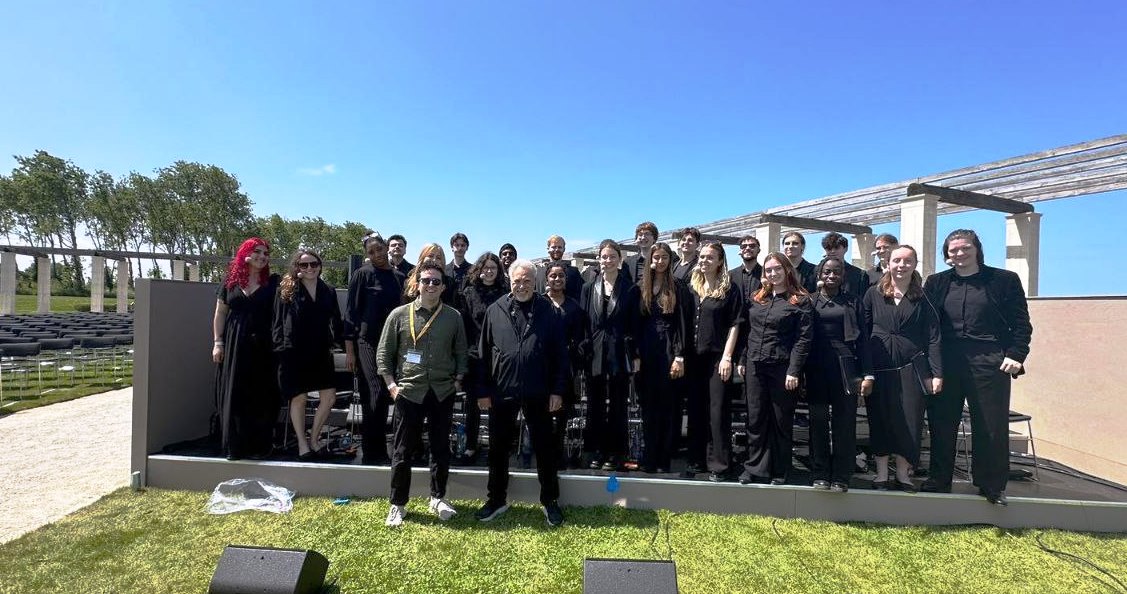 LYC Chamber Choir with Sir Tom Jones. Credit: London Youth Choirs